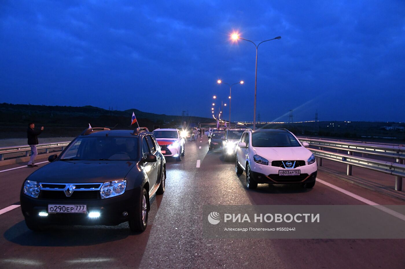 Начало автомобильного движения по Крымскому мосту