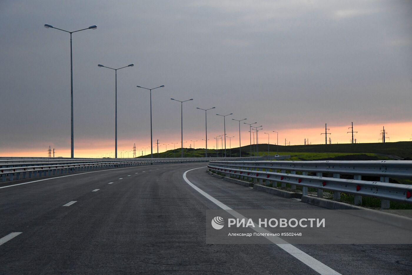 Начало автомобильного движения по Крымскому мосту