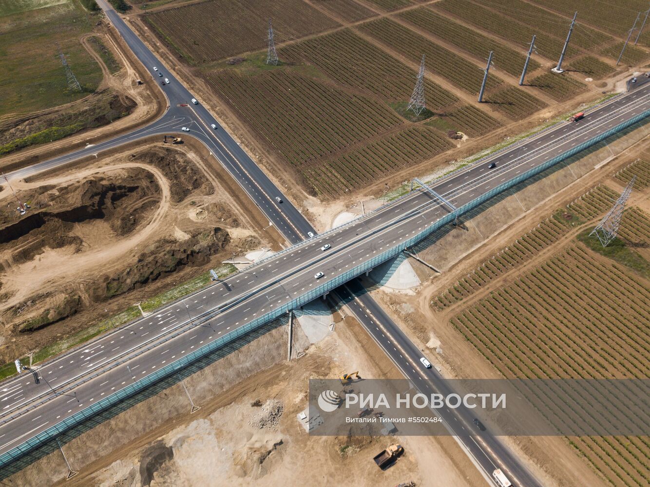 Начало автомобильного движения по Крымскому мосту