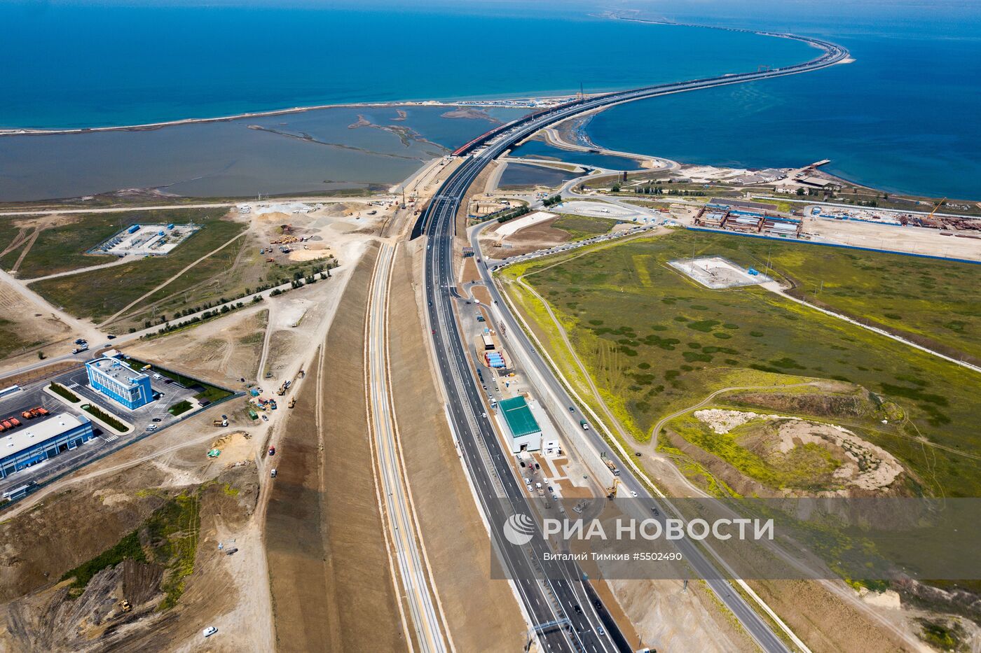 Начало автомобильного движения по Крымскому мосту