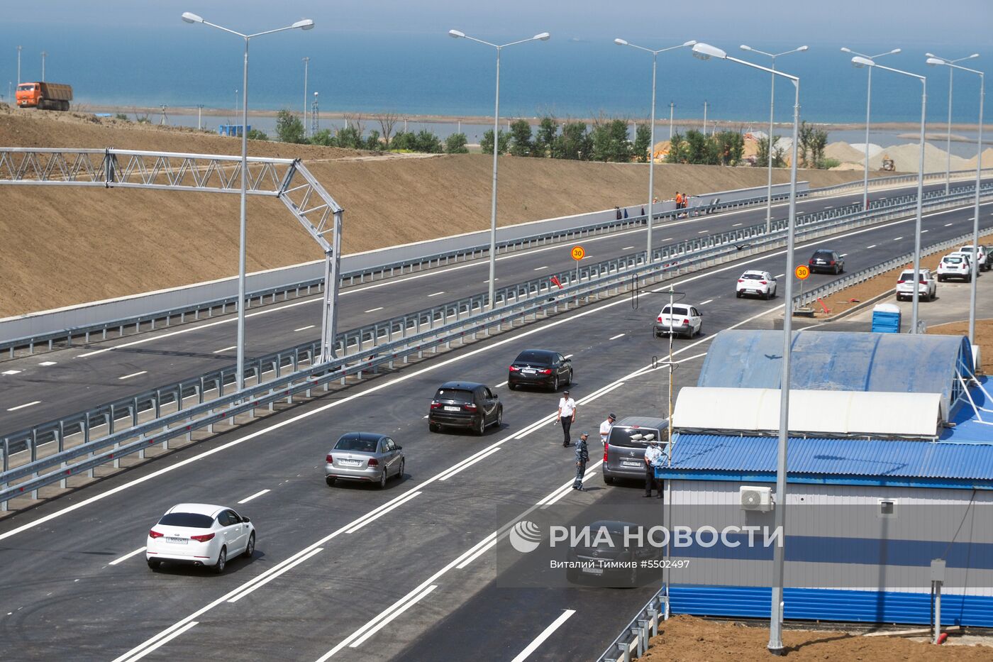 Начало автомобильного движения по Крымскому мосту