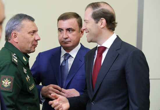 Президент РФ В. Путин провел совещание с представителями Минобороны и предприятий ОПК 
