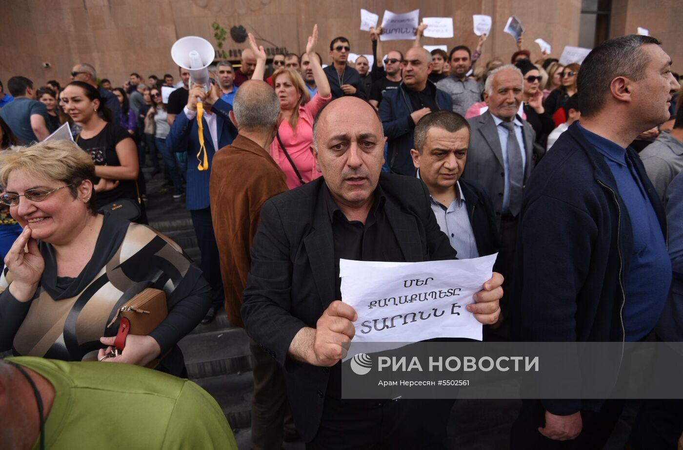 Демонстранты в Ереване требуют отставки мэра города