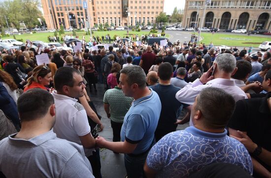 Демонстранты в Ереване требуют отставки мэра города