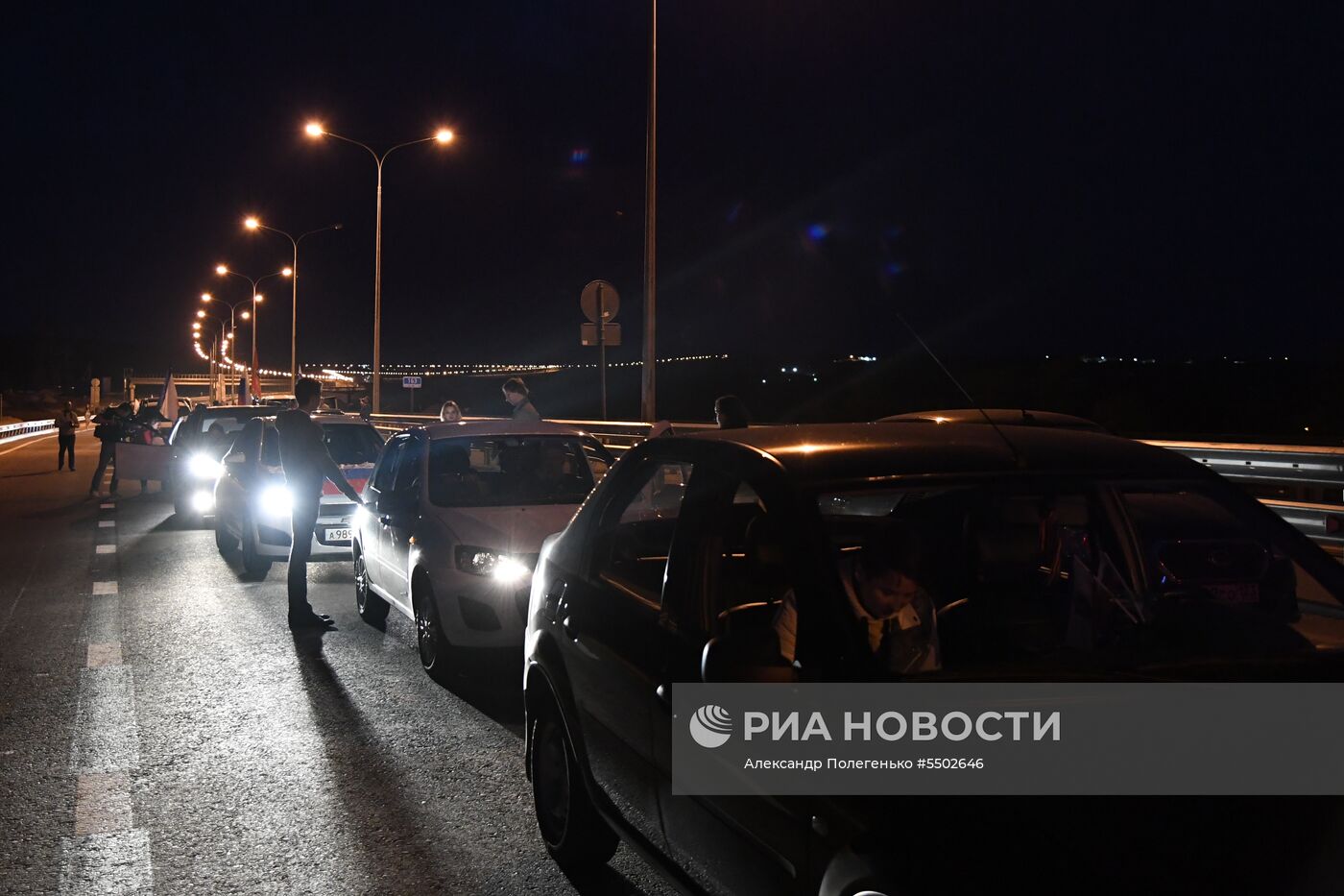 Начало автомобильного движения по Крымскому мосту