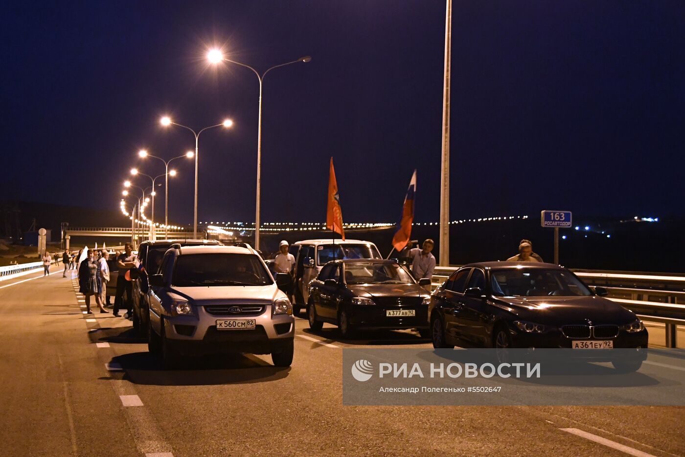 Начало автомобильного движения по Крымскому мосту