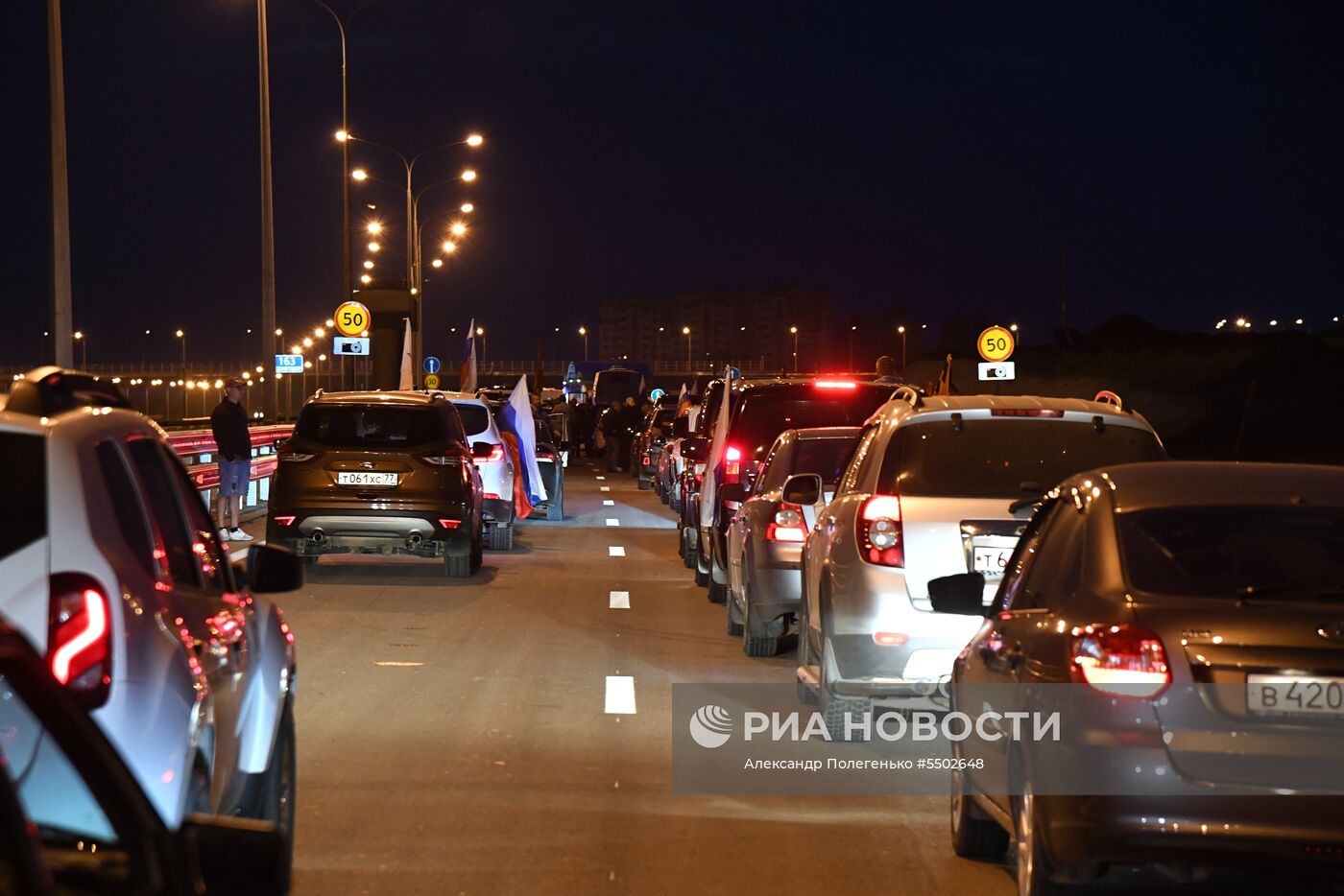 Начало автомобильного движения по Крымскому мосту