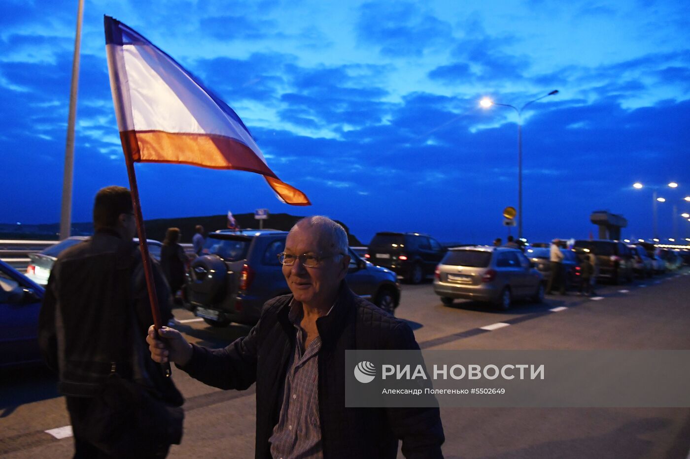 Начало автомобильного движения по Крымскому мосту