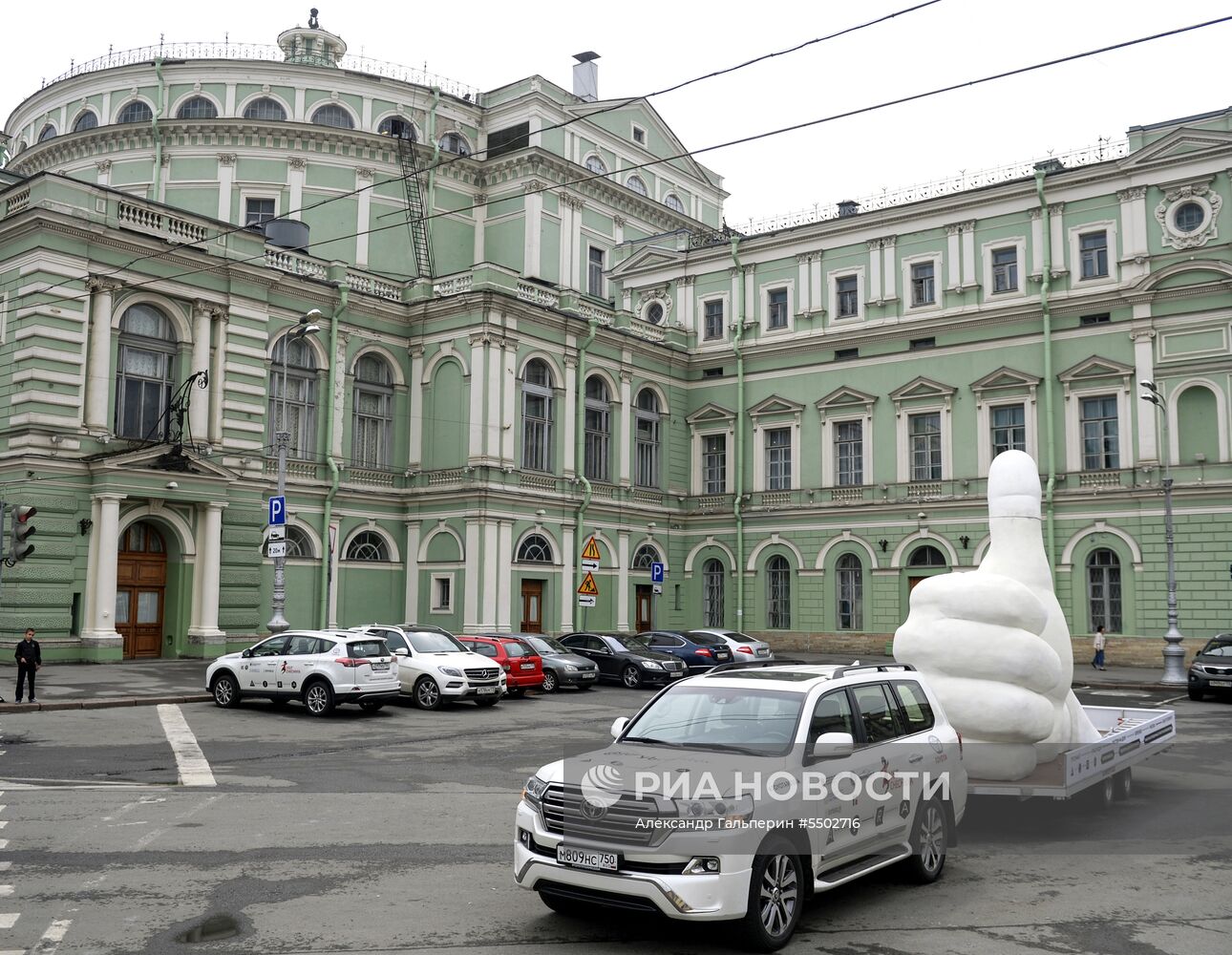 Гигантская фигура "Лайк" в Санкт-Петербурге