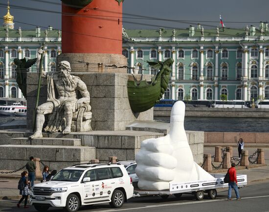 Гигантская фигура "Лайк" в Санкт-Петербурге