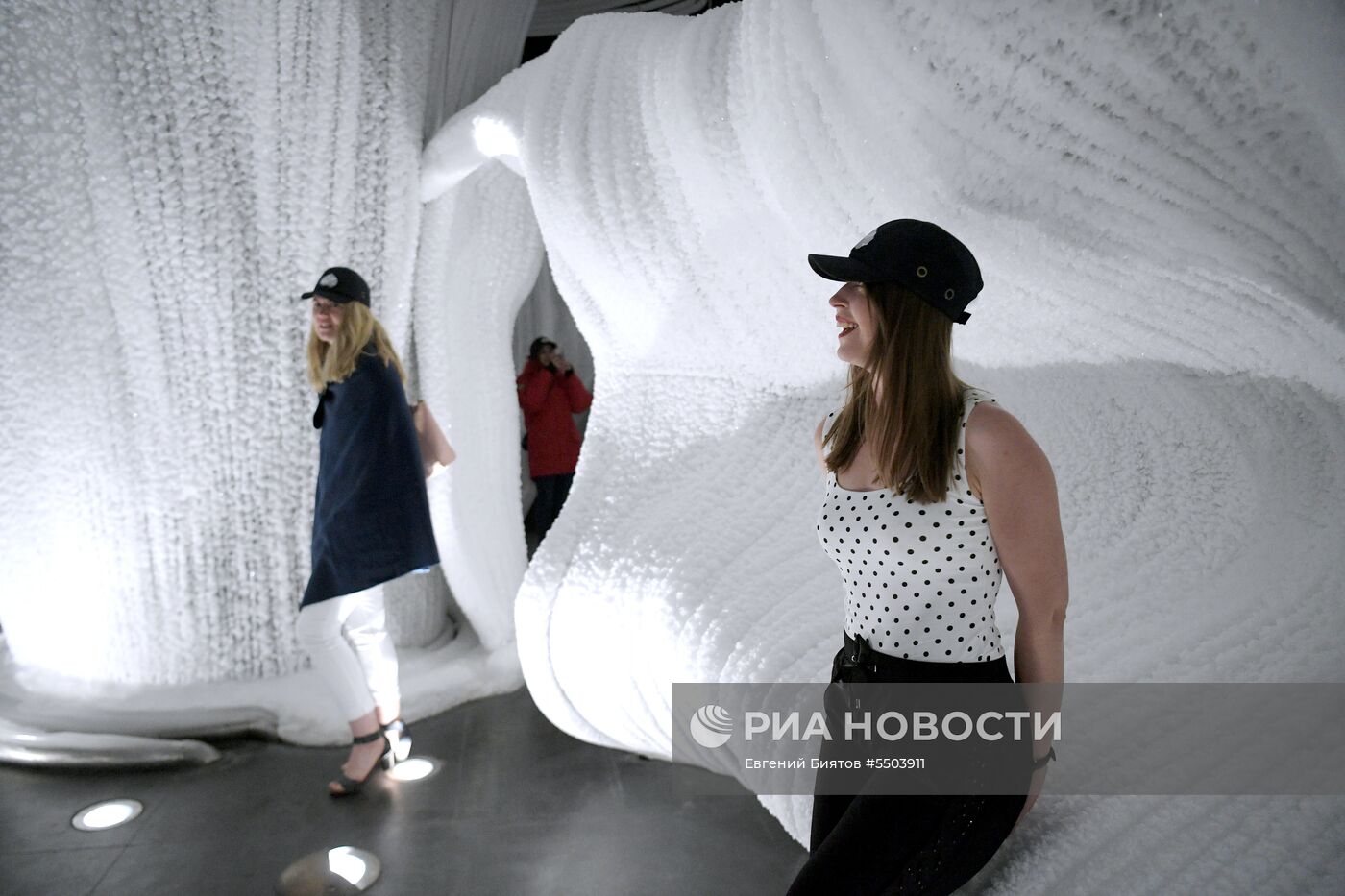 Открытие ледяной пещеры в парке "Зарядье"