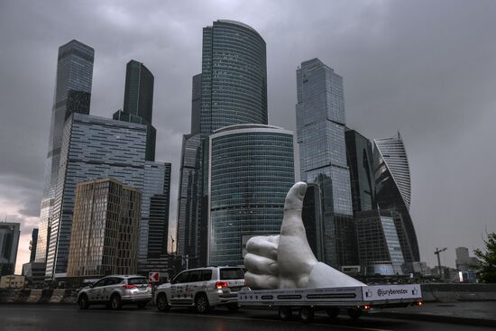 Прибытие в Москву арт-объекта "Лайк"