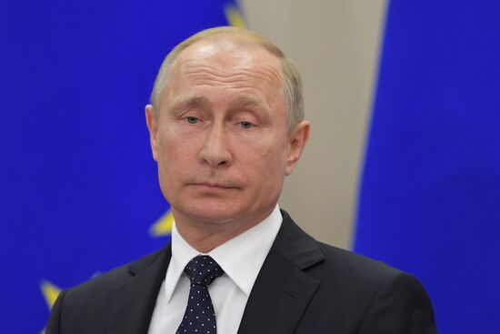 Президент РФ В. Путин встретился с канцлером ФРГ А. Меркель