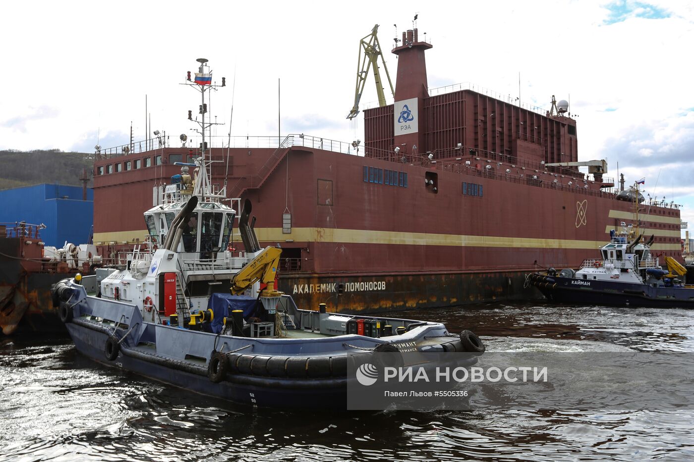 Встреча плавучего атомного энергоблока "Академик Ломоносов" в Мурманске