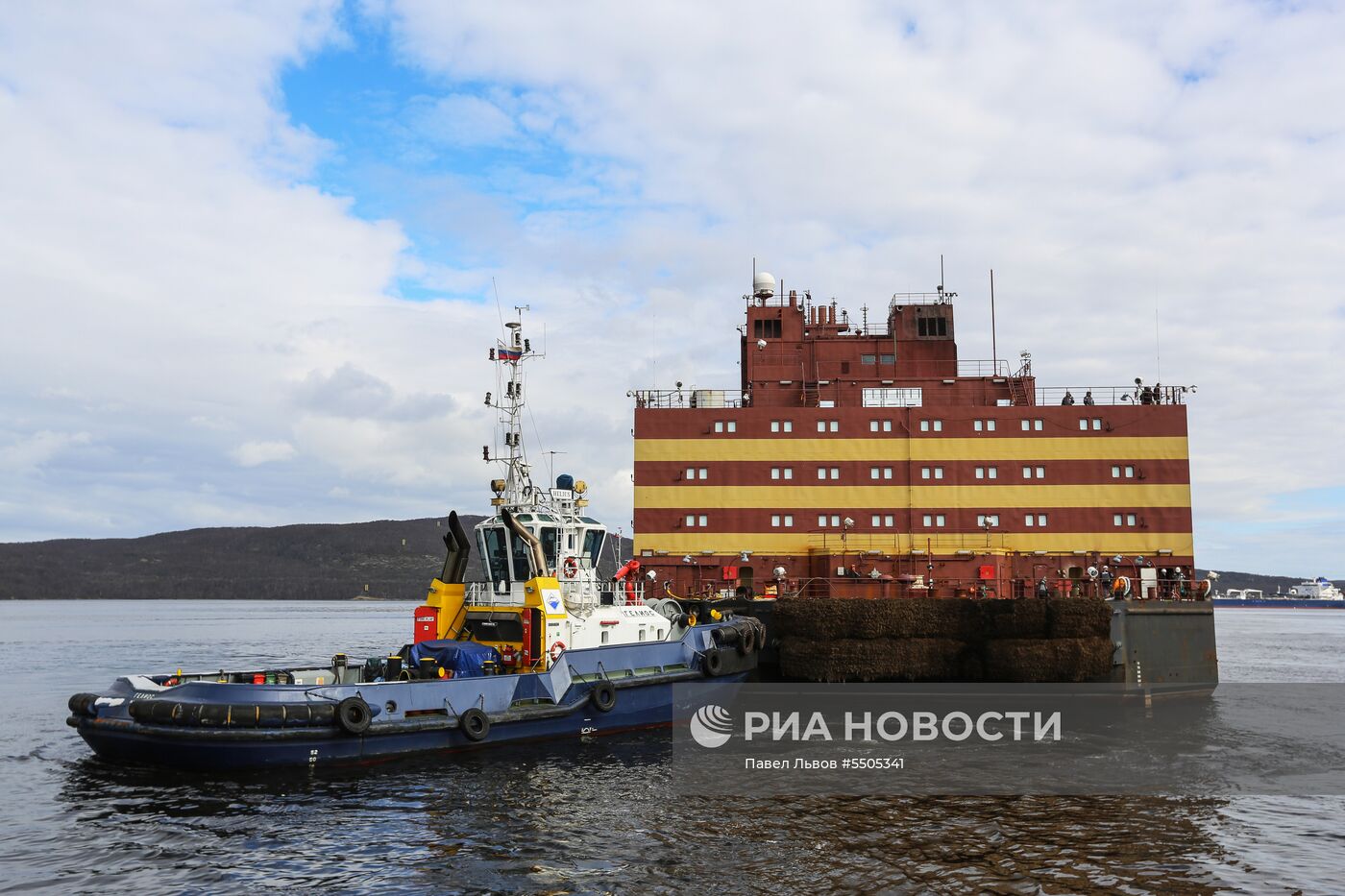 Встреча плавучего атомного энергоблока "Академик Ломоносов" в Мурманске