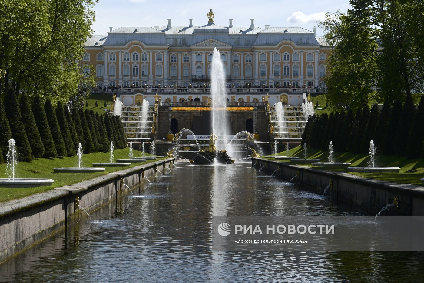 Весенний праздник фонтанов в Санкт-Петербурге