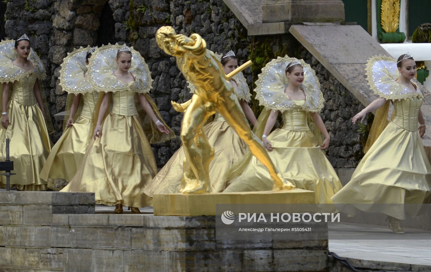 Весенний праздник фонтанов в Санкт-Петербурге