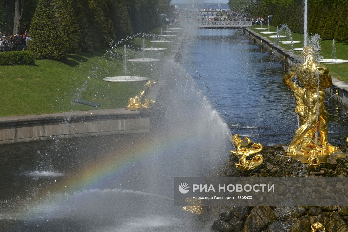 Весенний праздник фонтанов в Санкт-Петербурге