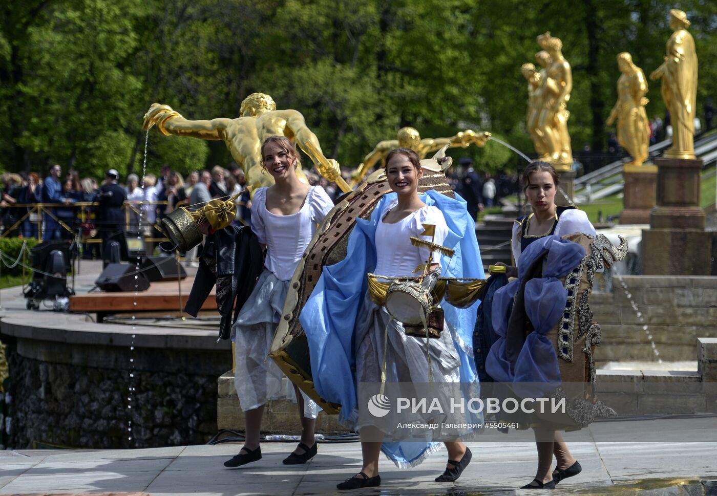 Весенний праздник фонтанов в Санкт-Петербурге