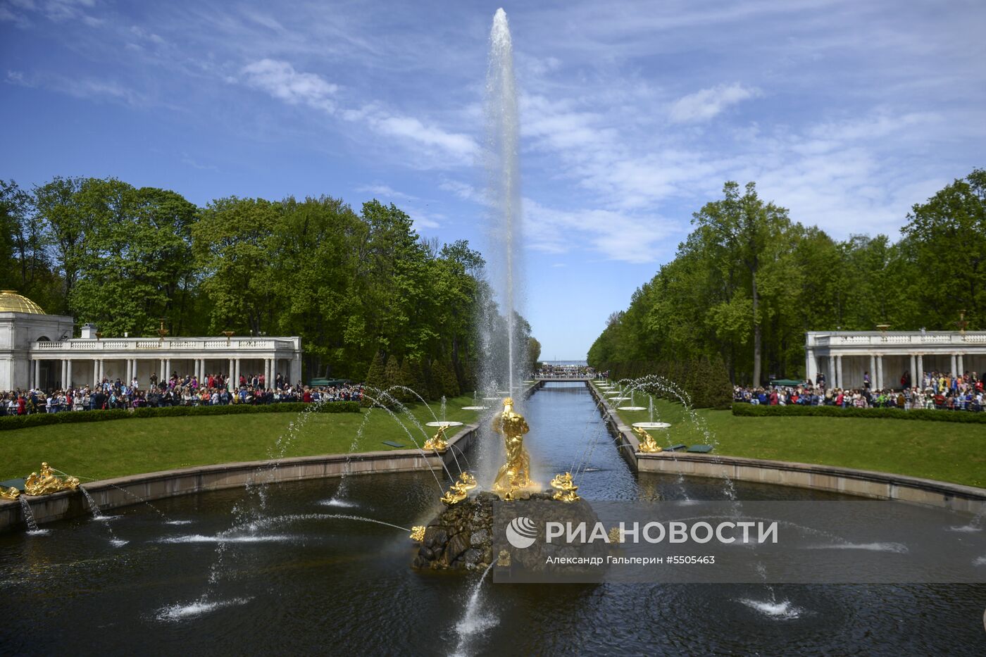 Весенний праздник фонтанов в Санкт-Петербурге