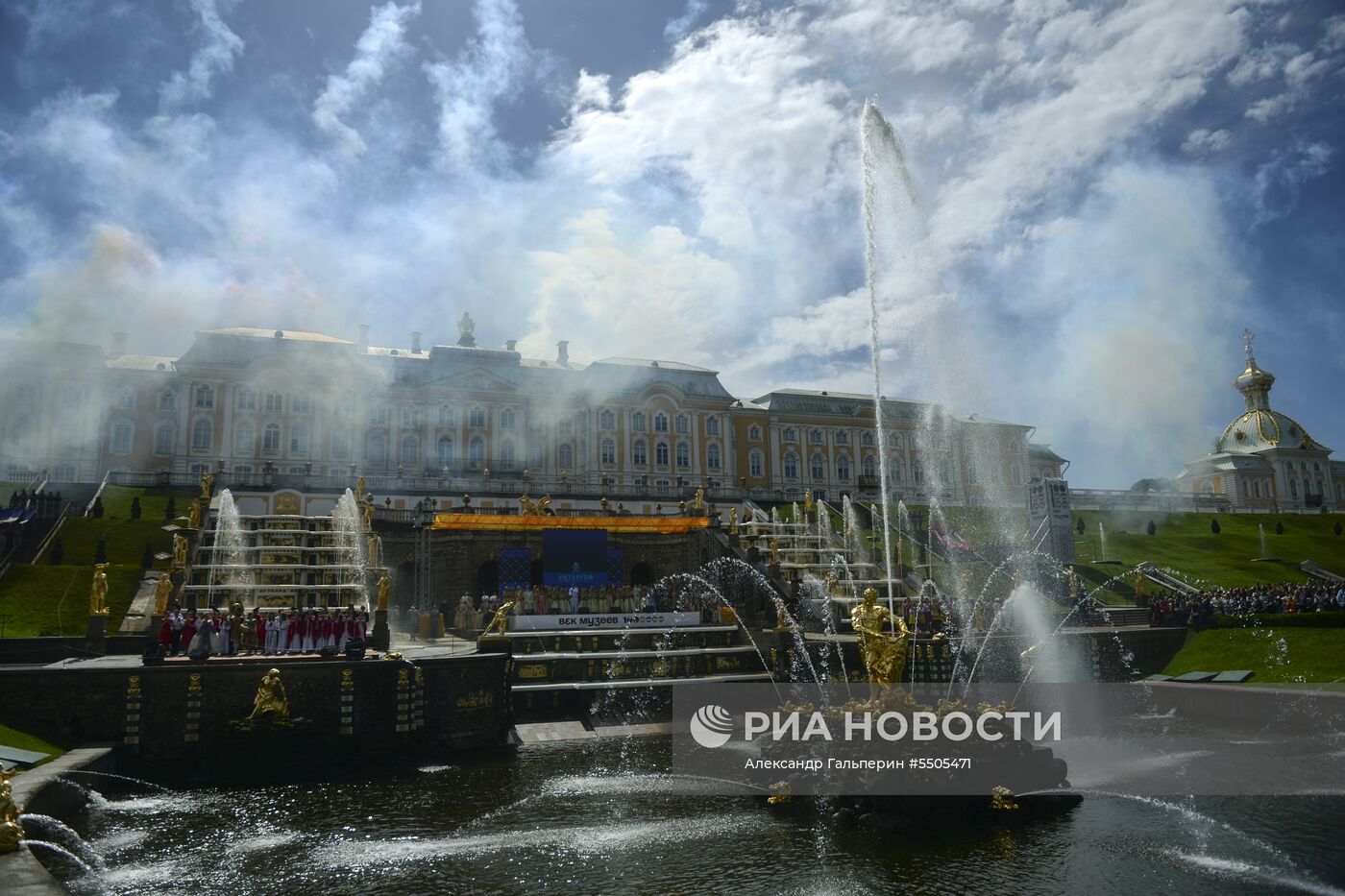 Весенний праздник фонтанов в Санкт-Петербурге