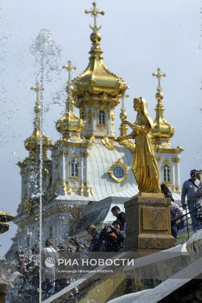 Весенний праздник фонтанов в Санкт-Петербурге