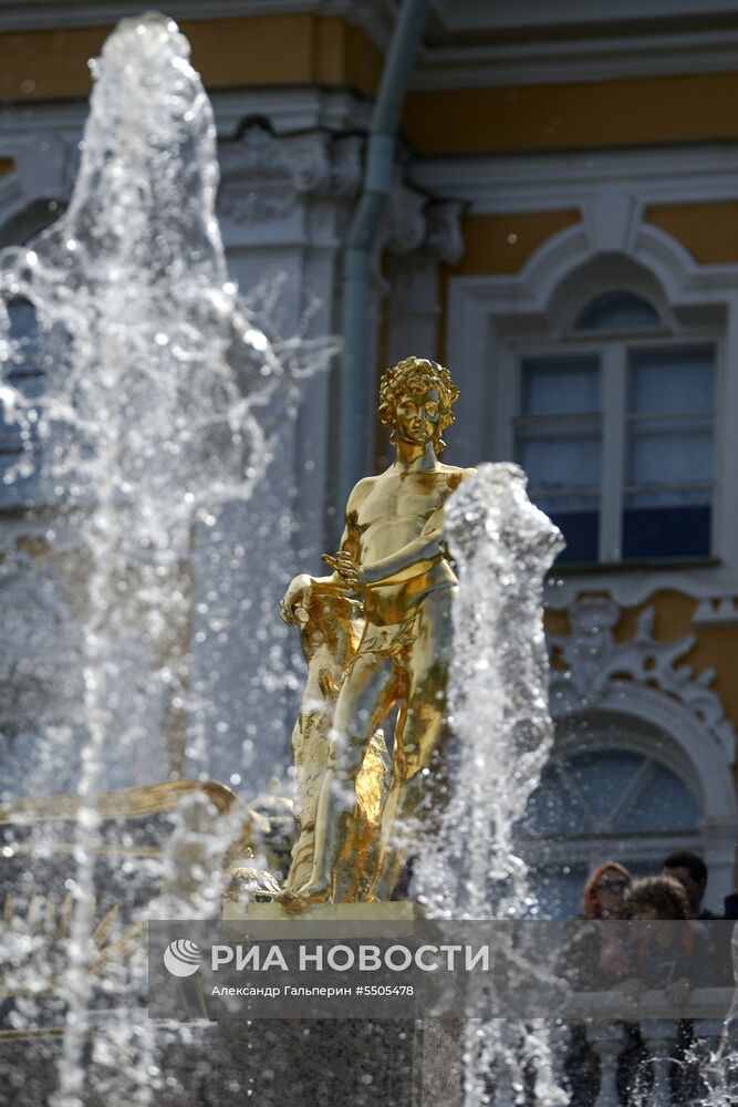 Весенний праздник фонтанов в Санкт-Петербурге