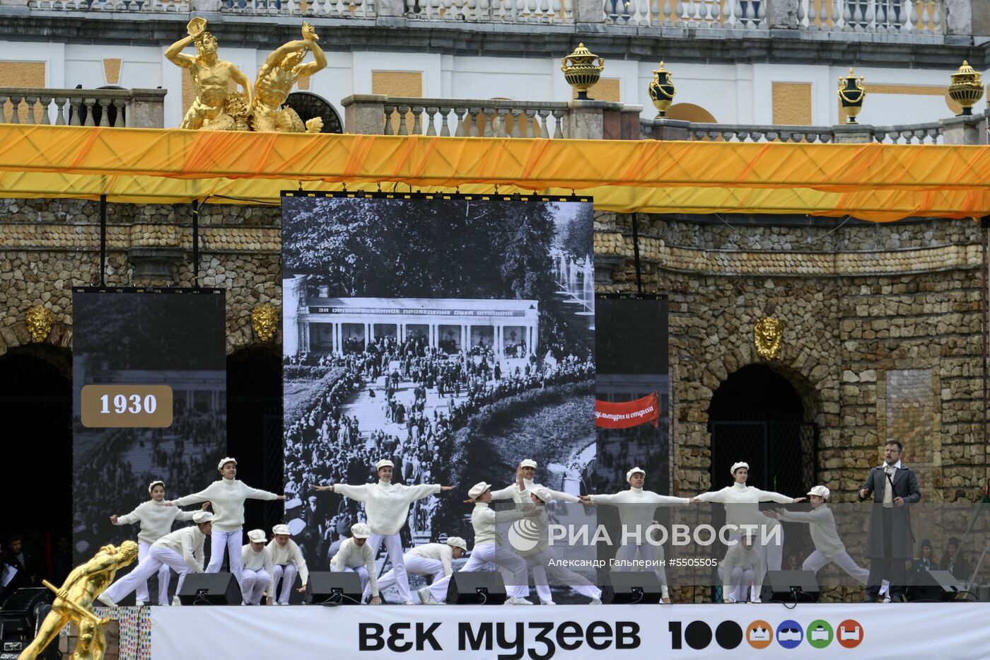 Весенний праздник фонтанов в Санкт-Петербурге