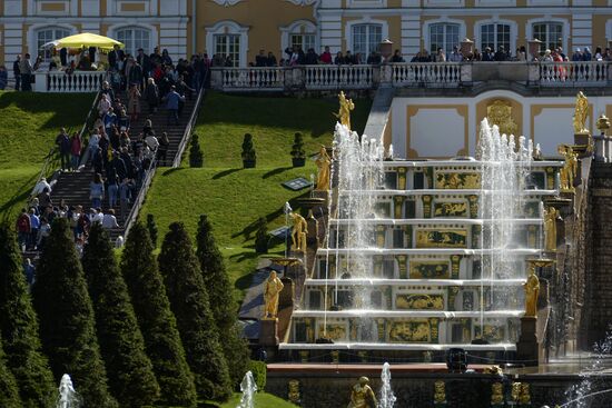 Весенний праздник фонтанов в Санкт-Петербурге