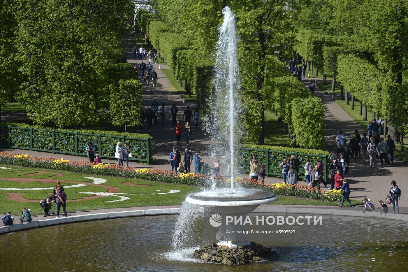 Весенний праздник фонтанов в Санкт-Петербурге