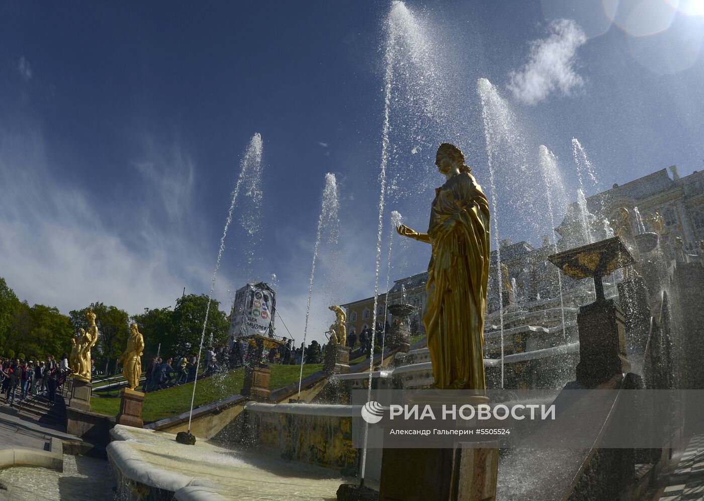 Весенний праздник фонтанов в Санкт-Петербурге