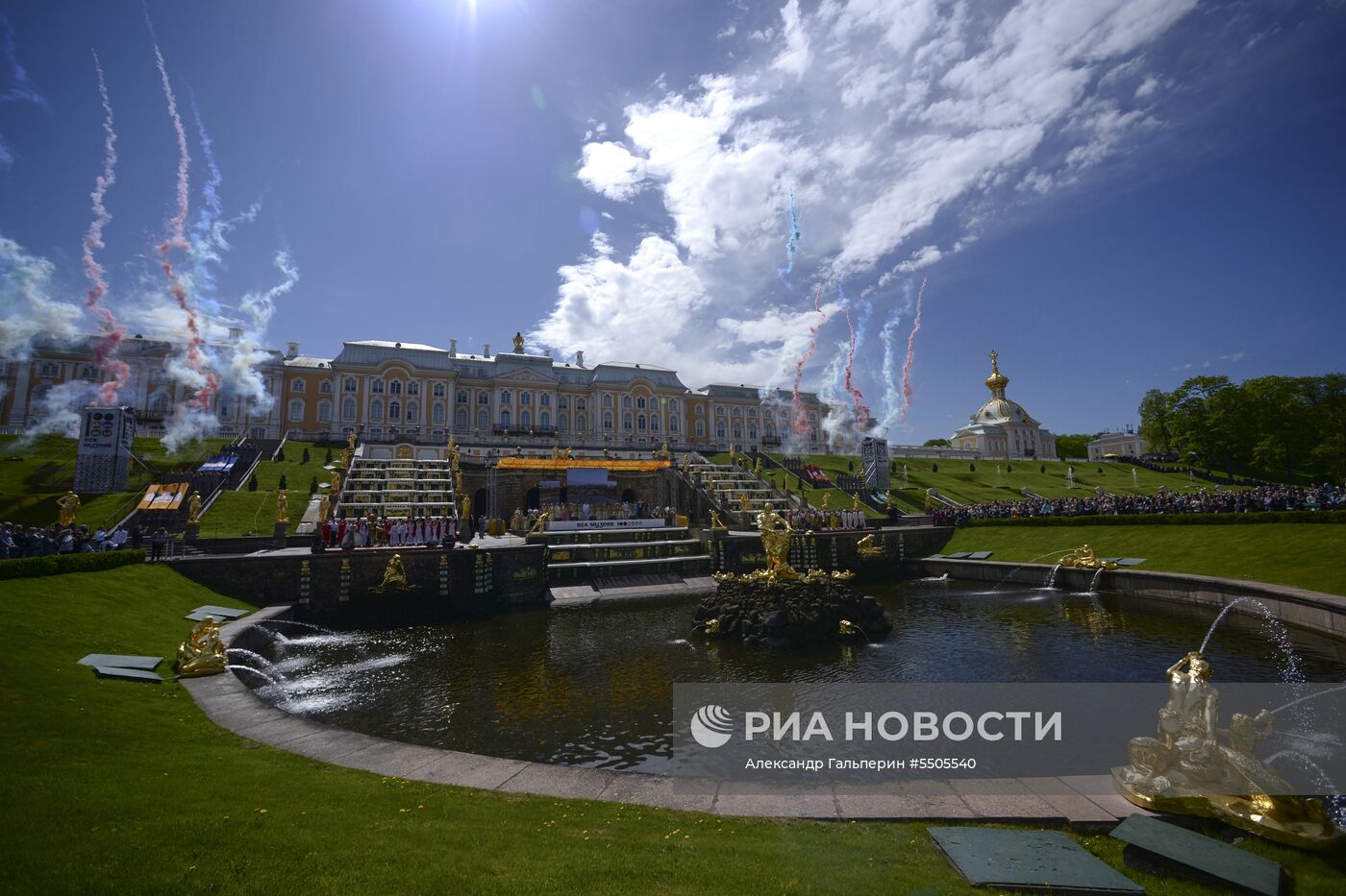 Весенний праздник фонтанов в Санкт-Петербурге