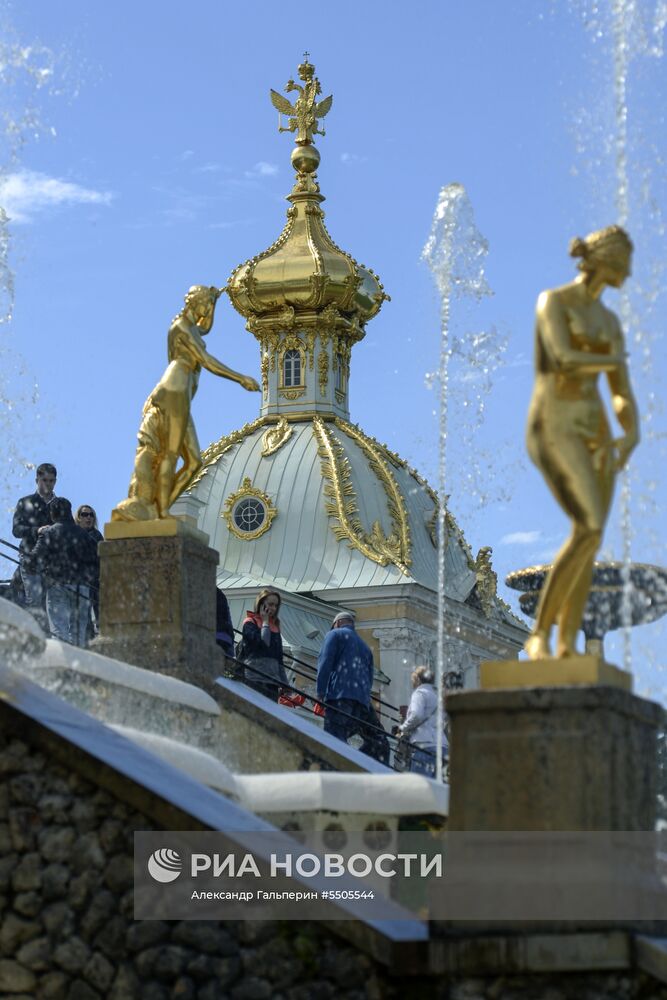 Весенний праздник фонтанов в Санкт-Петербурге