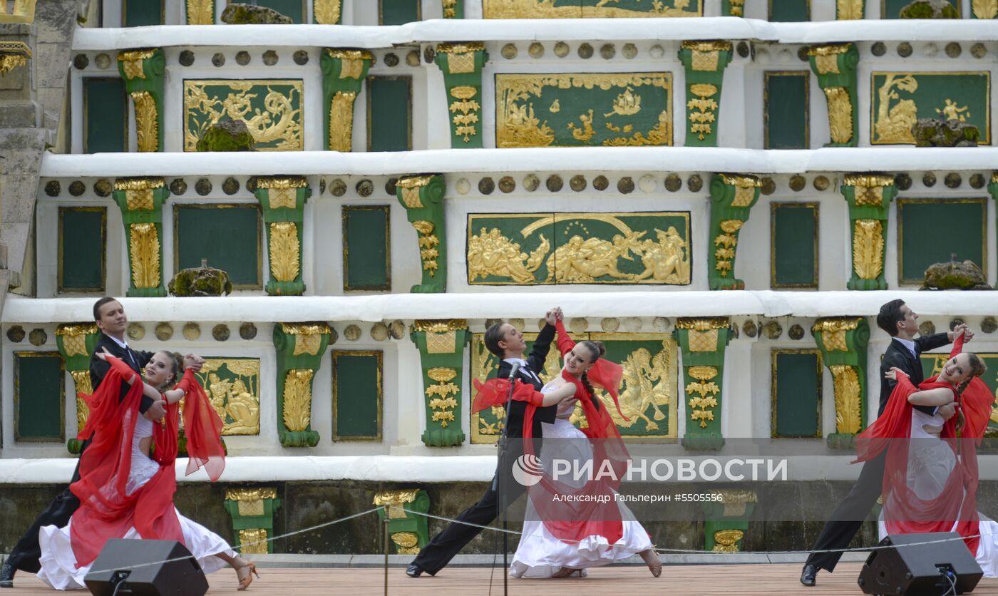 Весенний праздник фонтанов в Санкт-Петербурге