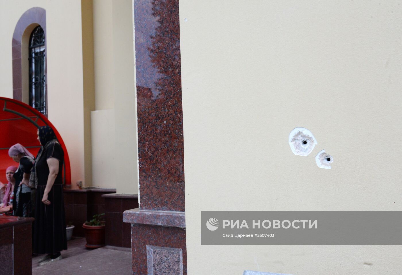 Последствия нападения боевиков на церковь в Грозном