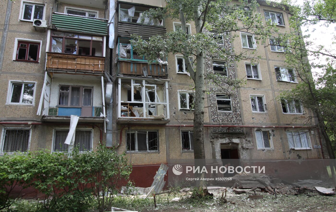 Последствия обстрелов населенных пунктов в Донбассе украинскими силовиками