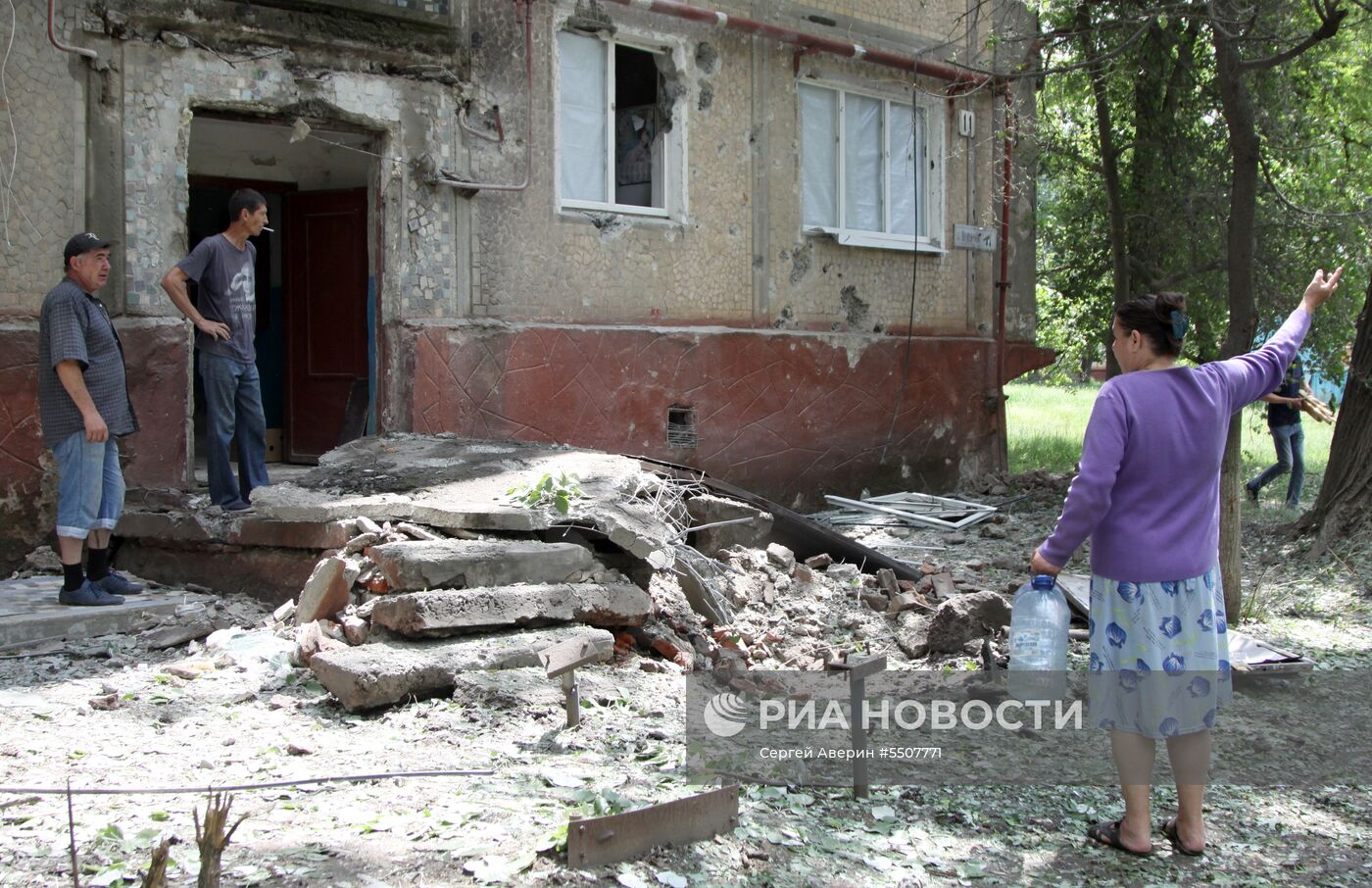 Последствия обстрелов населенных пунктов в Донбассе украинскими силовиками