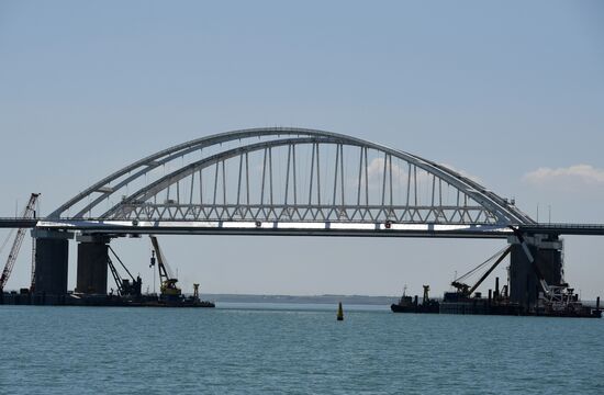 В Керчи освятили Крымский мост