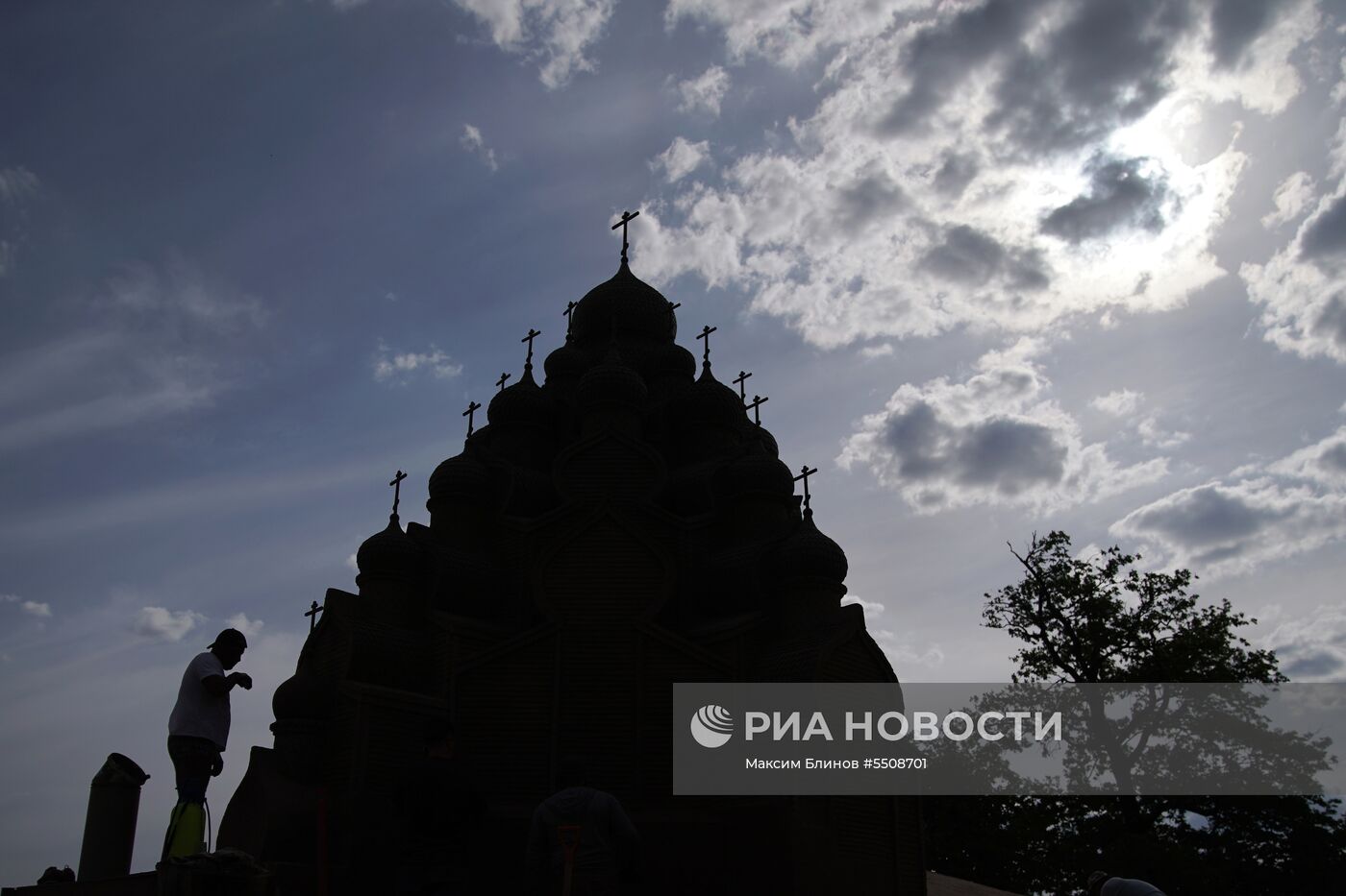 Подготовка к открытию фестиваля песчаных скульптур в Санкт-Петербурге