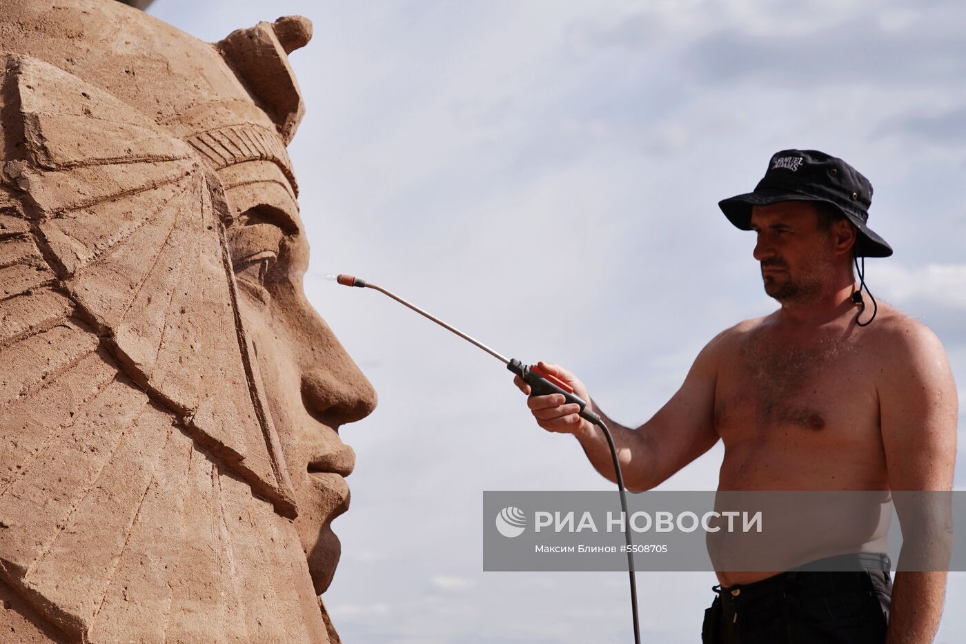 Подготовка к открытию фестиваля песчаных скульптур в Санкт-Петербурге