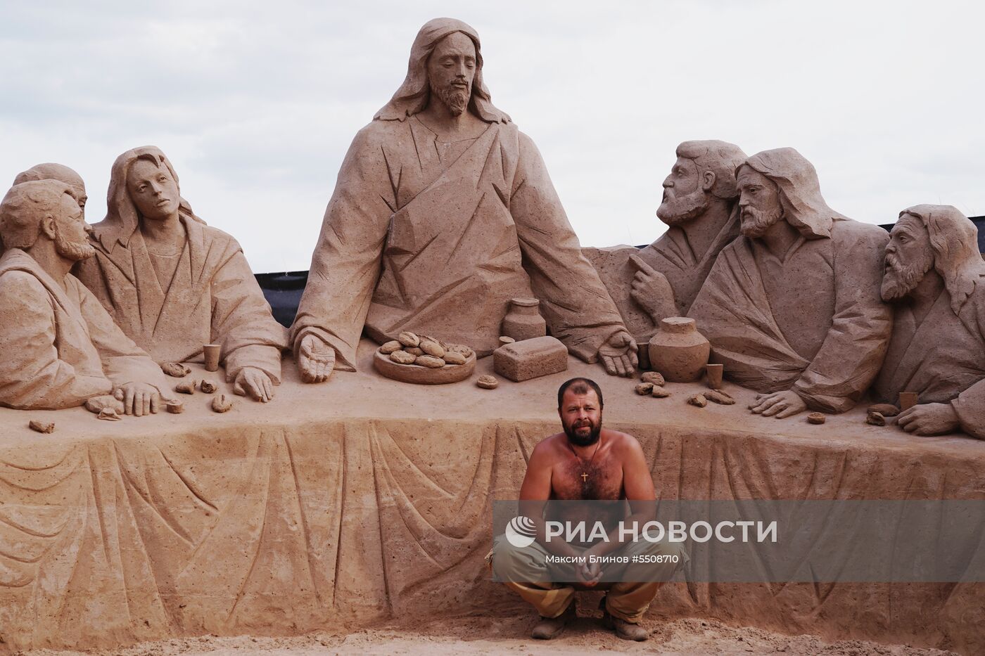 Подготовка к открытию фестиваля песчаных скульптур в Санкт-Петербурге