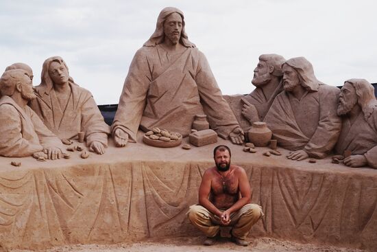 Подготовка к открытию фестиваля песчаных скульптур в Санкт-Петербурге