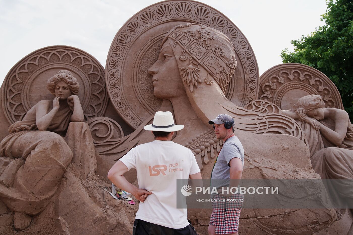 Подготовка к открытию фестиваля песчаных скульптур в Санкт-Петербурге