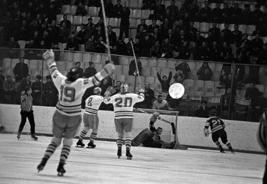 Хоккейный турнир на приз газеты "Известия"