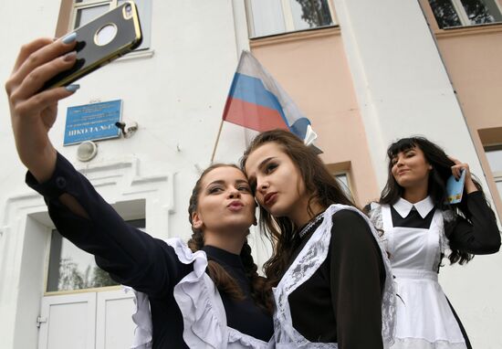 Празднование последнего звонка в регионах России