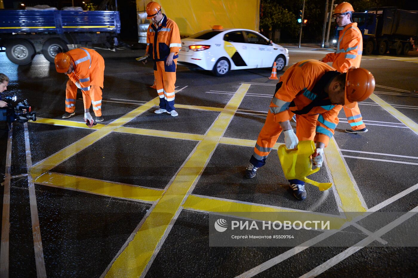 Нанесение разметки типа «вафельница» на перекрестках Москвы