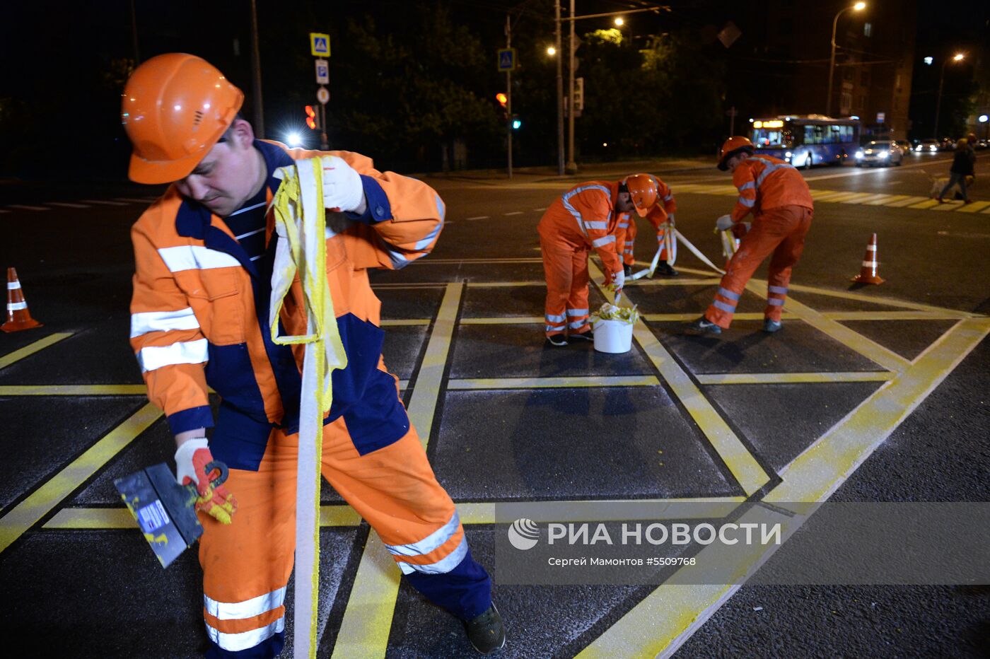 Нанесение разметки типа «вафельница» на перекрестках Москвы