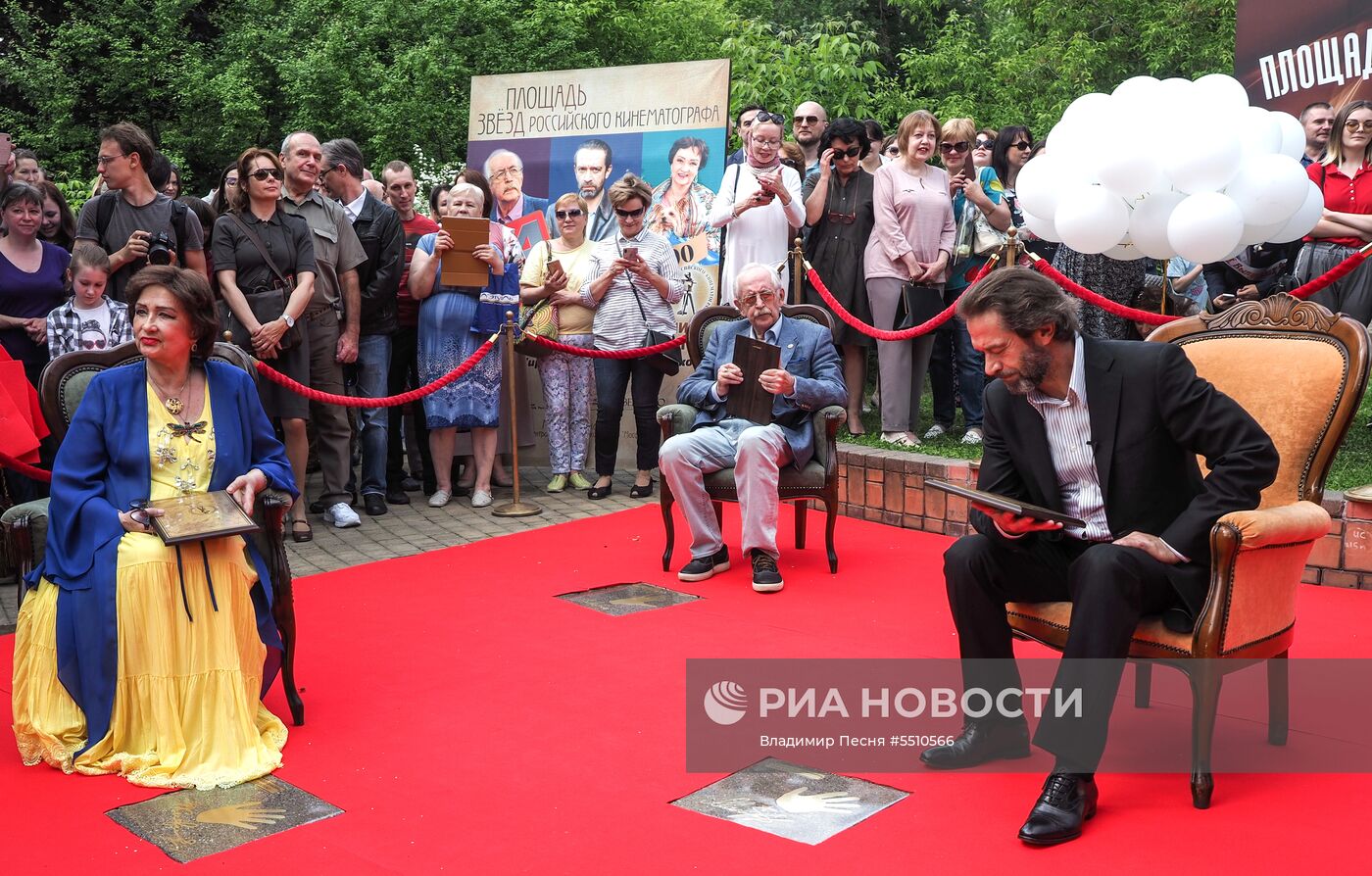 Закладка именных плит актерам на Площади звезд в Москве 