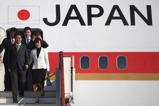 Прилет премьер-министра Японии Синдзо Абэ в Санкт-Петербург