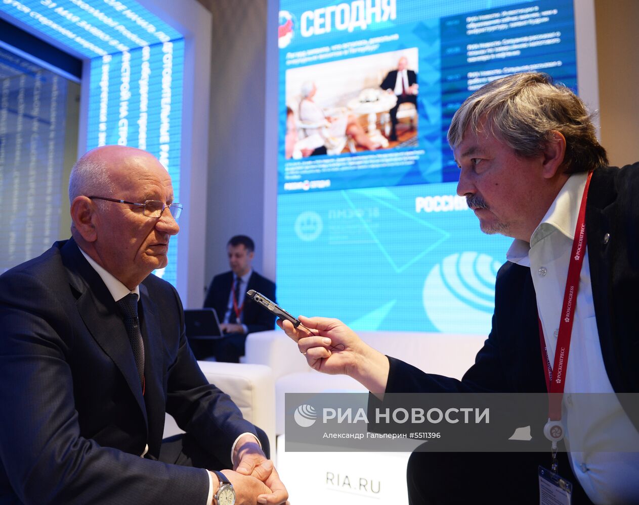 Работа стенда МИА «Россия сегодня» во второй день ПМЭФ